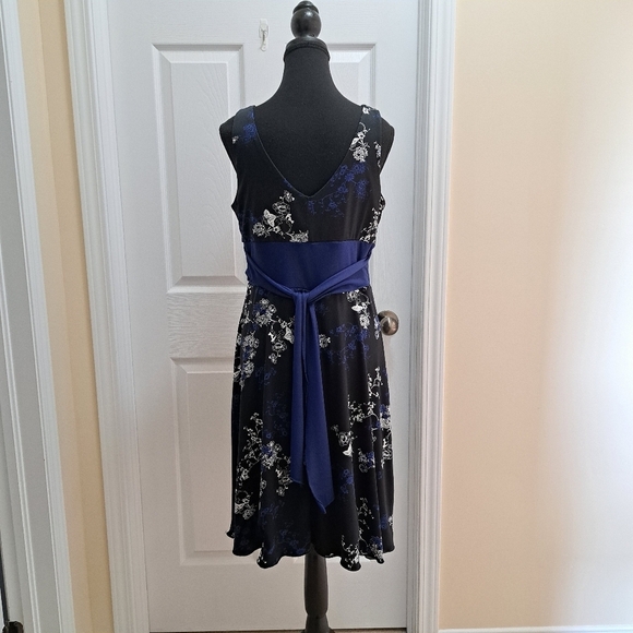 Jessica Floral Print Dress Black White Blue Tie Waist Tank Style V Neck Size 10 - Picture 3 of 14